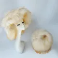 Luxueux ensemble chapeau en fausse fourrure blanc et marron et sac à main rond assorti - Ensemble à pointes orange sur fond beige