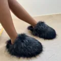 Bequeme schwarze Hausschuhe aus Kunstpelz mit flacher Sohle für gemütliche Stunden - 36-37 (US 4,5-5) / Klare Nadel