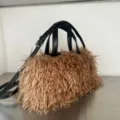 Bolso tote de pelo marrón con asas negras y correa ajustable en estilo dulce y genial Y2K - Piel de cordero tibetano marrón moca 436