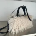 Bolso tote de felpa de lana de oveja sintética crema con asas y correa negras - Piel de cordero tibetano albaricoque 436