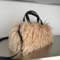 Bolso de mano elegante de lana sintética beige con asas y correa de imitación cuero negro - Piel de cordero tibetano café medio 436