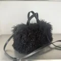 Elegante bolso tote de pelo sintético negro con asas de cuero y correa al hombro Y2K - Piel de cordero tibetano negro 436