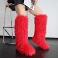 Detailopname van felrode pluizige kniehoge laarzen van imitatiebont voor dames - Felrode kniehoge laarzen van imitatie Tibetaanse lamsvacht / 38
