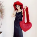 Chapeau cloche en fausse fourrure rouge élégant et ensemble de sac à bandoulière cœur - Ensemble Rouge