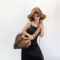 Mannequin élégant portant un ensemble en fausse fourrure avec bob et sac cœur assorti - Ensemble Brun
