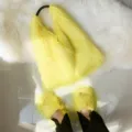 Bolso tote de piel sintética amarillo brillante y pantuflas de felpa a juego Y2K - Juego Amarillo