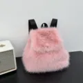 Weicher rosa Plüschrucksack aus Kunstpelz für Damen mit schwarzen Trägern und Stil - Kunstfuchsfell - Rosa