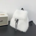 Eleganter weißer Plüsch-Rucksack aus Kaninchenfell-Imitat mit schwarzen Kordelzügen - Kunstfuchsfell - Weiß