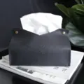 Portafazzoletti nordico in pelle grigio scuro con eleganti scritte artistiche a rilievo - Nero