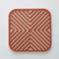 Sottopentola quadrato in silicone marrone con motivo a linee geometriche - Linee Geometriche / Rosso