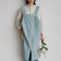 Tablier minimaliste en coton et lin lavé bleu clair avec de larges bretelles - Bleu Menthe