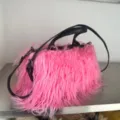 Bolso tote de pelo sintético rosa para mujer con correas negras estilo Y2K - Cordero tibetano rosa oscuro zanahoria 436