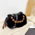 Schicke schwarze Kunstpelztasche mit bernsteinfarbenem Perlengriff und Lederriemen - Schwarz