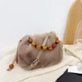 Nischen-Retro-Umhängetasche aus Nerzimitat mit bernsteinfarbenem Perlengriff und Gurt - Camel