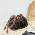 Retro-Eimertasche aus Kunstpelz mit Leopardenmuster und Bernsteinperlen-Dekoration - Brauner Leopardenprint
