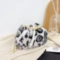 Kunstpelz-Beuteltasche mit Leopardenmuster und Perlenriemen - Weißer Leopard