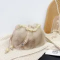 Beigefarbene Kunstpelz-Eimertasche mit Perlengriff und verstellbarem Schultergurt im Retro-Stil - Khakifarbene Blumenstreifen
