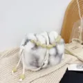 Plüschige Eiskunstpelz Beuteltasche mit Batikmuster und stilvollem Perlengriff in Grau - Weißer Blumenstreifen