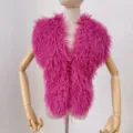 Gedetailleerde weergave van fuchsia roze imitatie Mongoolse bont haltertop met textuur - Eén maat / Rozerood
