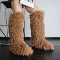 Detailweergave van warme bruine kniehoge laarzen van krullend nep-schapenvacht voor dames. - Mokkabruine kniehoge laarzen van imitatie Tibetaanse lamsvacht / 38