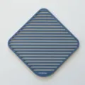 Sottopentola minimalista in silicone blu a forma di diamante resistente al calore per cucina - Strisce Quadrate / Blu