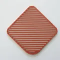 Tappetino isolante termico quadrato a doghe rosso mattone con design cavo per cucina - Strisce Quadrate / Rosso