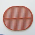 Tappetino termoisolante ovale in silicone rosso mattone con linee di ventilazione. - Linee Ovali / Rosso