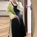 Elegante grembiule in cotone plissettato nero da donna in una cucina di stile - Nero
