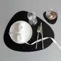 Set tovaglietta e sottobicchiere in pelle nera, impermeabile e resistente al calore - L Nero