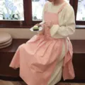 Grembiule da cucina rosa alla moda in cotone con design a pieghe e tasca grande da donna - Rosa