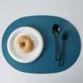 Tovaglietta ovale blu scuro testurizzata in ecopelle impermeabile e resistente al calore - Blu
