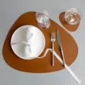 Elegante set di tovagliette e sottobicchieri in pelle a forma di sasso caramello - Taglia grande marrone