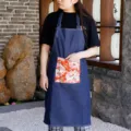 Delantal de mezclilla duradero con elegante bolsillo floral rojo para baristas y hogar - Etiqueta bordada grande de flores de cerezo rojas