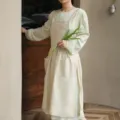 Elegante grembiule in cotone plissettato beige per donna in un ambiente di cucina. - Bianco