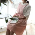 Delantal plisado de algodón rosa para mujer con lazos ajustables y bolsillo lateral de cocina - Rosa