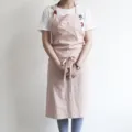 Grembiule minimalista in cotone rosa chiaro con vita regolabile e tasca - Rosa