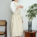 Minimalist beige pleated cotton apron with side pocket and waist tie for kitchen or cafe - Beige
