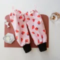 Coprimaniche lunghe in cotone rosa con stampa di fragole e polsini neri elastici. - Fragole rosa (regolabile)