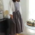 Delantal minimalista de algodón gris con falda plisada y bolsillos laterales profundos - Gris oscuro