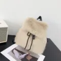 Stilvoller weicher beiger Plüschrucksack aus Kunstpelz mit schwarzem Kordelzugverschluss - Kunstfuchsfell - Aprikose