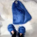 Bolso tote de piel sintética azul y juego de pantuflas peludas a juego estilo Y2K - Conjunto Azul Oscuro