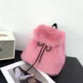 Modischer rosa Kunstfell-Rucksack mit Kordelzug für Damen mit weicher Plüsch-Textur und Kordeln - Kunstfuchsfell - Rosaviolett