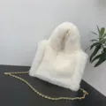 Elegante mini bolso tote de felpa blanca de invierno con una correa de cadena dorada moderna - Blanco