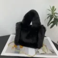 Elegante mini bolso tote de piel de conejo sintética negra con una cadena dorada - Negro