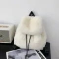 Modischer weißer Kunstpelz-Rucksack mit Kordelzug für Damen, weiche Plüsch-Optik - Kaninchenfell-Imitat - Weiß