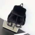 Weicher schwarzer Plüschrucksack aus Kunstfell mit Kordelzug und Nylonriemen für Mädchen - Kaninchenfell-Imitat - Schwarz