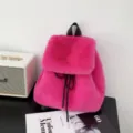 Leuchtend rosa Rucksack aus Kaninchenfellimitat mit Kordelzug und großem Fassungsvermögen - Kunstkaninchenfell - Rosenrot