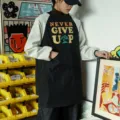 Grembiule da lavoro impermeabile a maniche lunghe con stampa Never Give Up per donna - Nero
