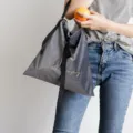 Borsa da pranzo moderna in velluto grigio con ricamo dorato e manico in nastro nero - Grigio elegante (senza strato isolante)