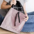 Borsa termica per il pranzo in velluto rosa antico con ricamo dorato 'love simply'. - Rosa elegante (senza strato isolante)